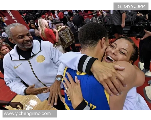 勇士与火箭季后赛激战正酣双方争夺激烈引发球迷热议 勇士与火箭季后赛激战正酣双方争夺激烈引发球迷热议