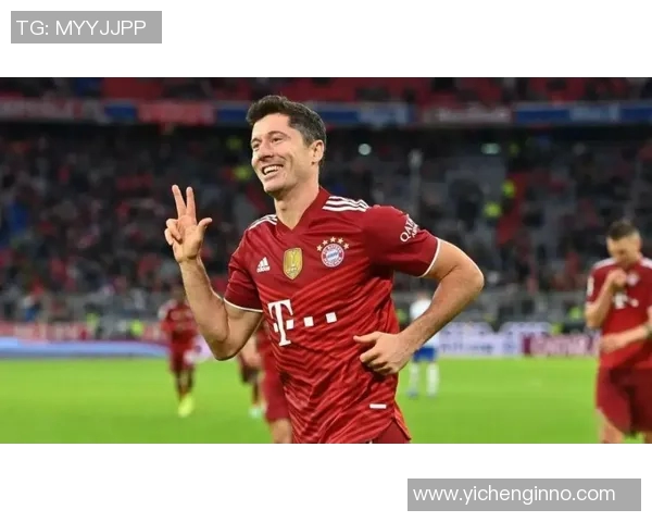 莱万在欧冠赛场表现出色十场打入十二球射手榜领跑金靴稳了